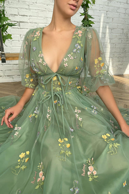 17724 - A-line Sweetheart Embroidery Long Sleeves Prom Dress